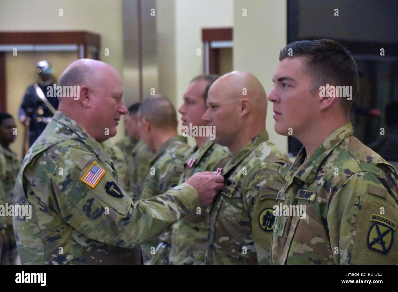 Il Mag. Gen. James K. marrone (sinistra), il vice comandante generale, U.S. Esercito nazionale Guard, premi 1Lt. Ellis (terzo da destra), e PFC. Hall (a destra), sia di 1ª Brigata Team di combattimento, decimo Montagna divisione soldati, il servizio meritevole medaglie per vincere la M17 pistola e M249 luce mitragliatrice marksman titoli, rispettivamente, alla precisione di tiro FORSCOM concorrenza a Fort Bragg, N.C., Ott 26, 2018. Foto Stock