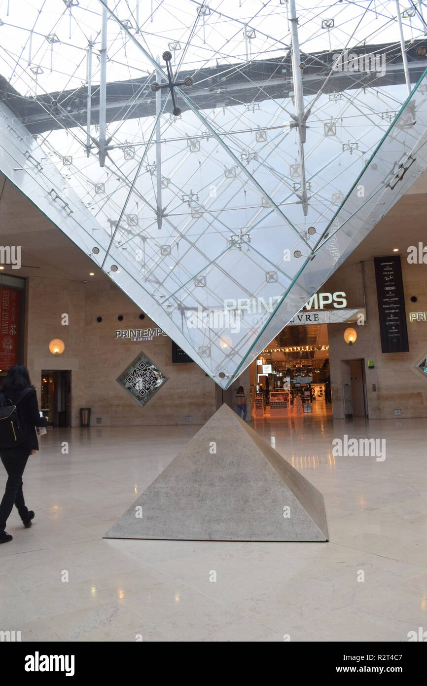 Vista interna della piramide invertita nel Musee du Louvre Parigi Francia Foto Stock