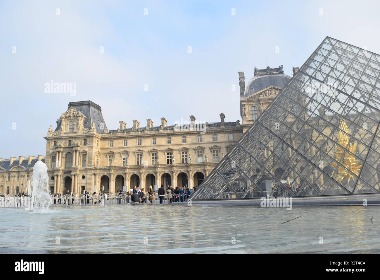 I turisti al museo del Louvre il Musée du Louvre di Parigi Francia è uno dei più grandi e famosi musei del mondo. Foto Stock