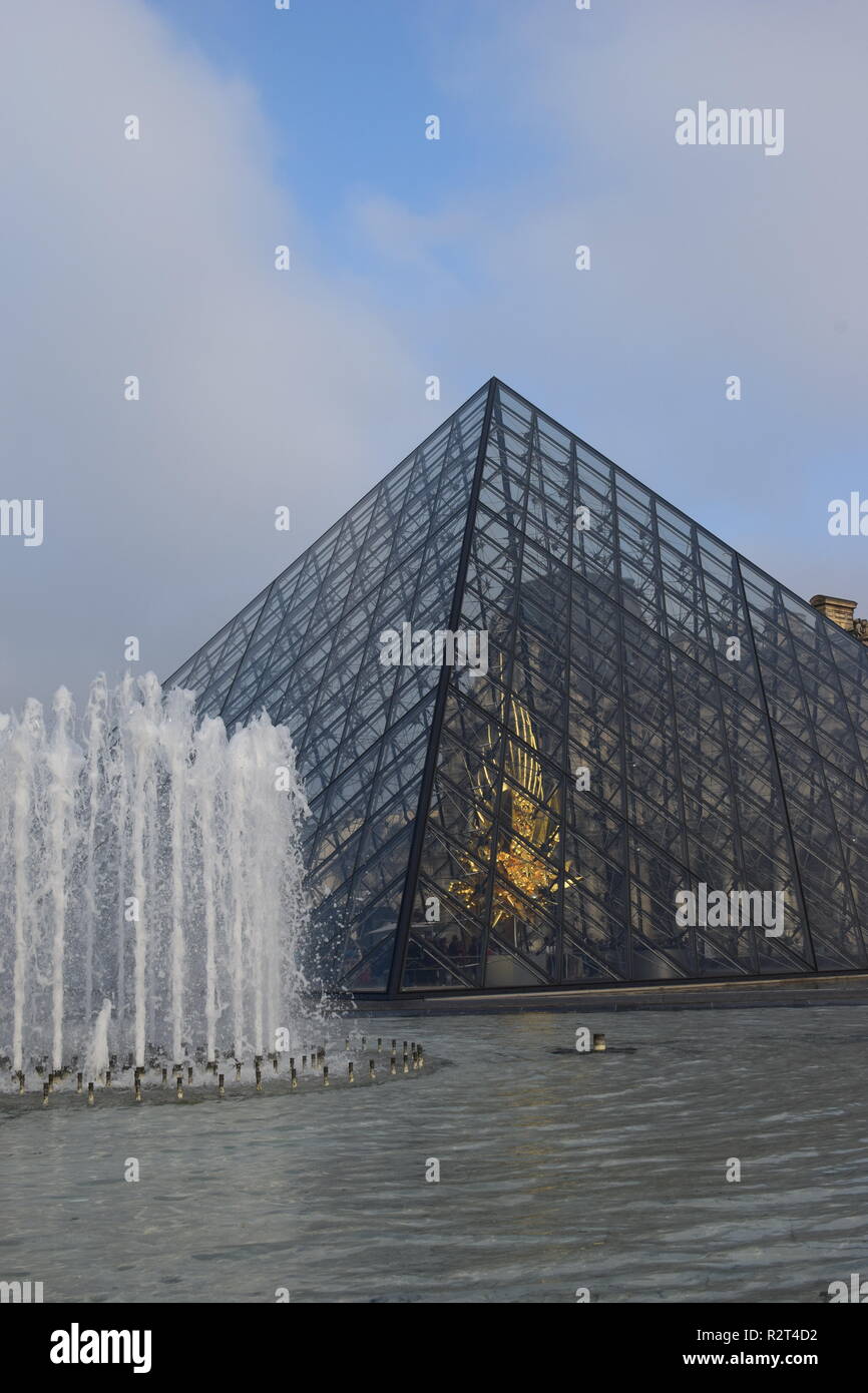 La piramide di vetro e una fontana nel cortile del Palais du Louvre, Parigi, Francia Foto Stock