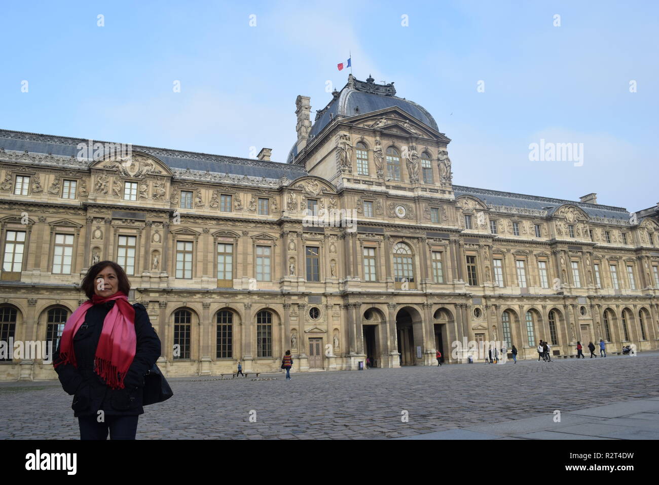 I turisti al museo del Louvre il Musée du Louvre di Parigi Francia è uno dei più grandi e famosi musei del mondo. Foto Stock