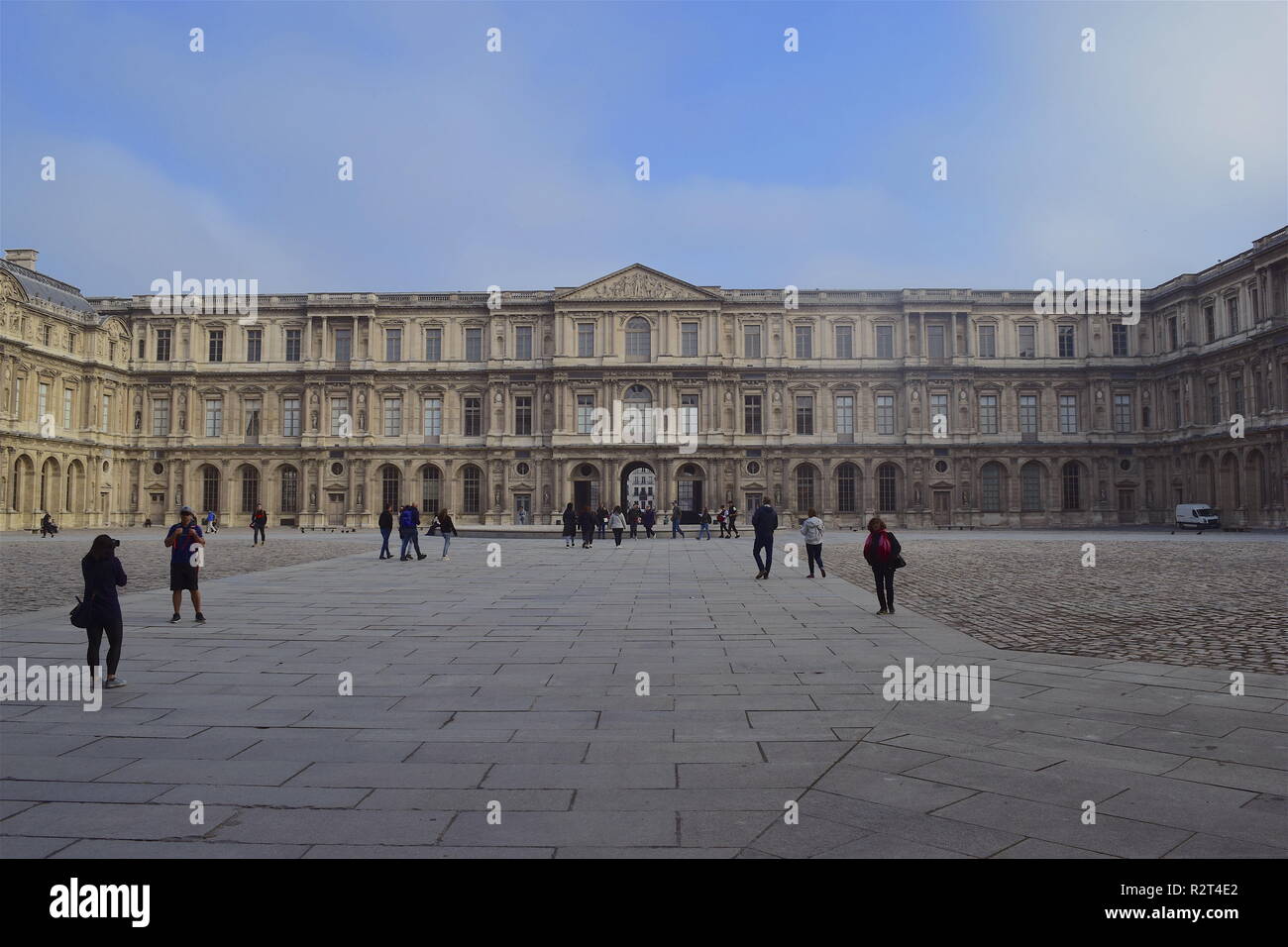 I turisti al museo del Louvre il Musée du Louvre di Parigi Francia è uno dei più grandi e famosi musei del mondo. Foto Stock