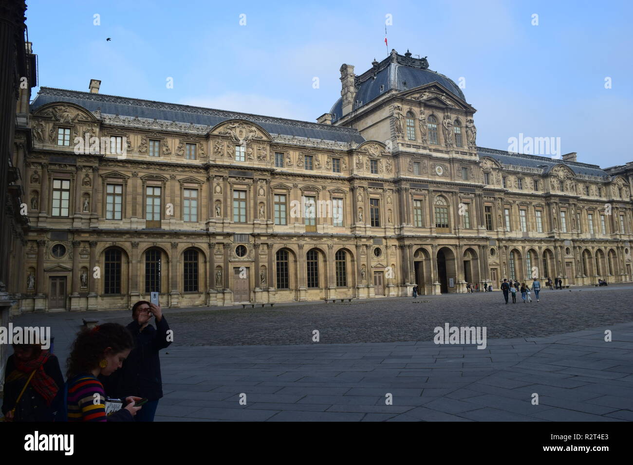 I turisti al museo del Louvre il Musée du Louvre di Parigi Francia è uno dei più grandi e famosi musei del mondo. Foto Stock