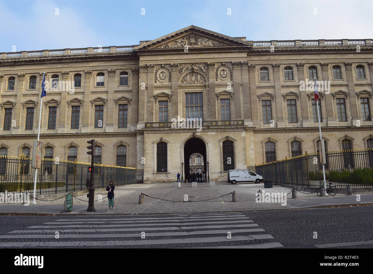 I turisti al museo del Louvre il Musée du Louvre di Parigi Francia è uno dei più grandi e famosi musei del mondo. Foto Stock