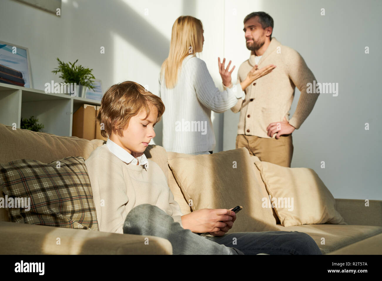 Ragazzo essendo chiusa mentre i genitori avente lite Foto Stock