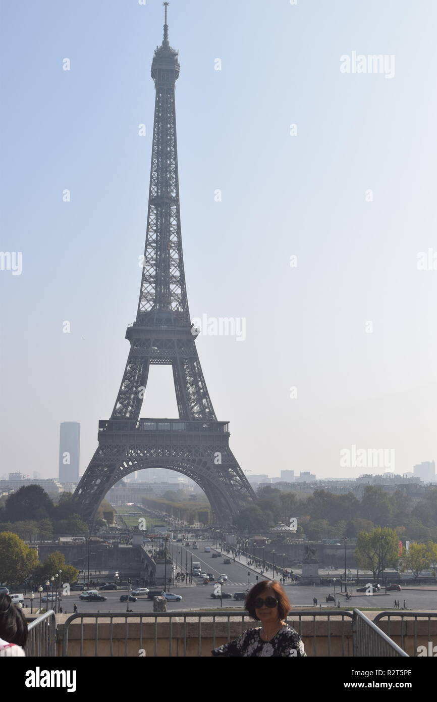 Senior Citizen prese un iconico punto di vista con la Torre Eiffel sullo sfondo dalla terrazza a Trocadero Parigi, Francia Foto Stock
