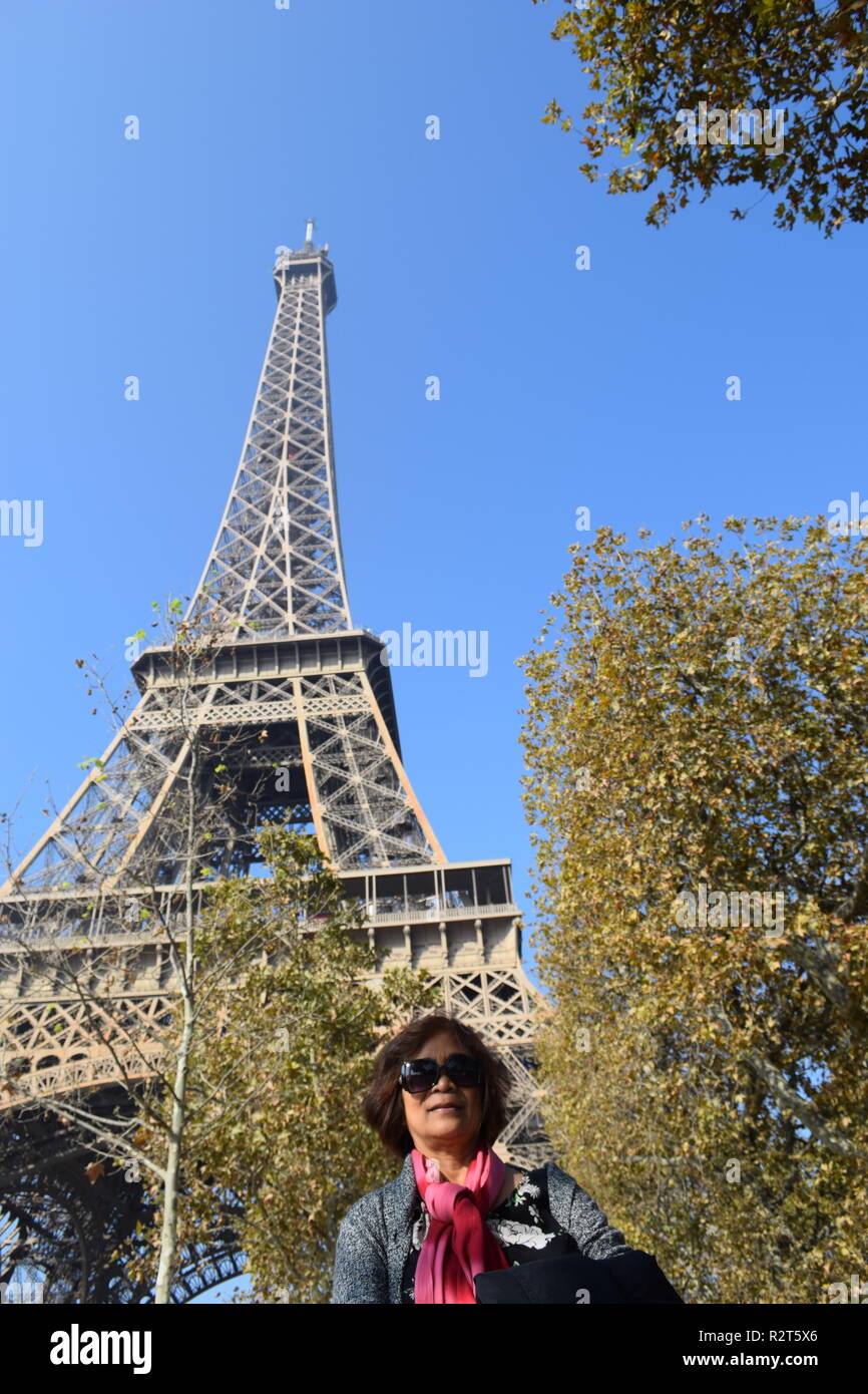 Senior Citizen posano per le foto con la Torre Eiffel in background Foto Stock