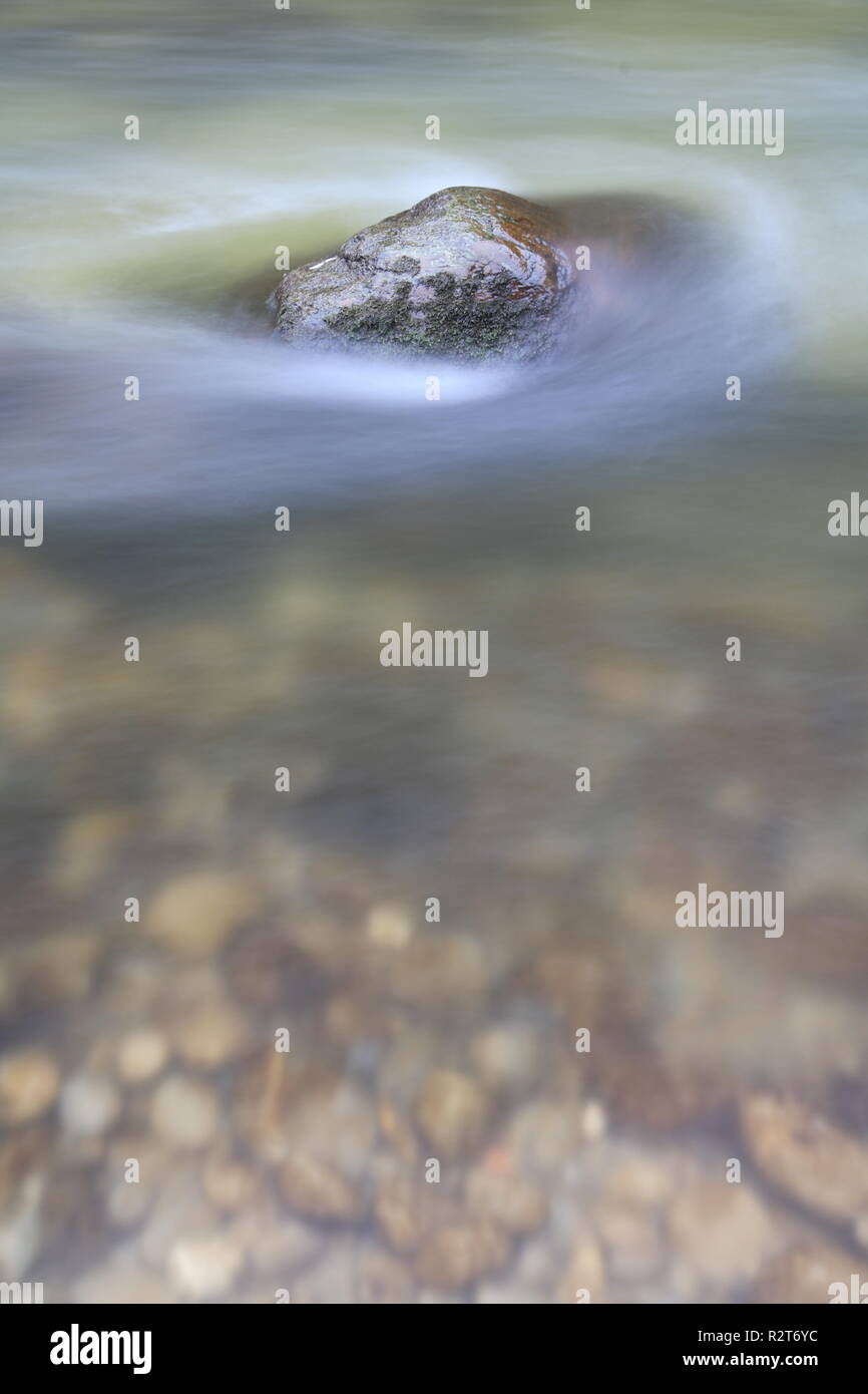 La pietra in acqua Foto Stock