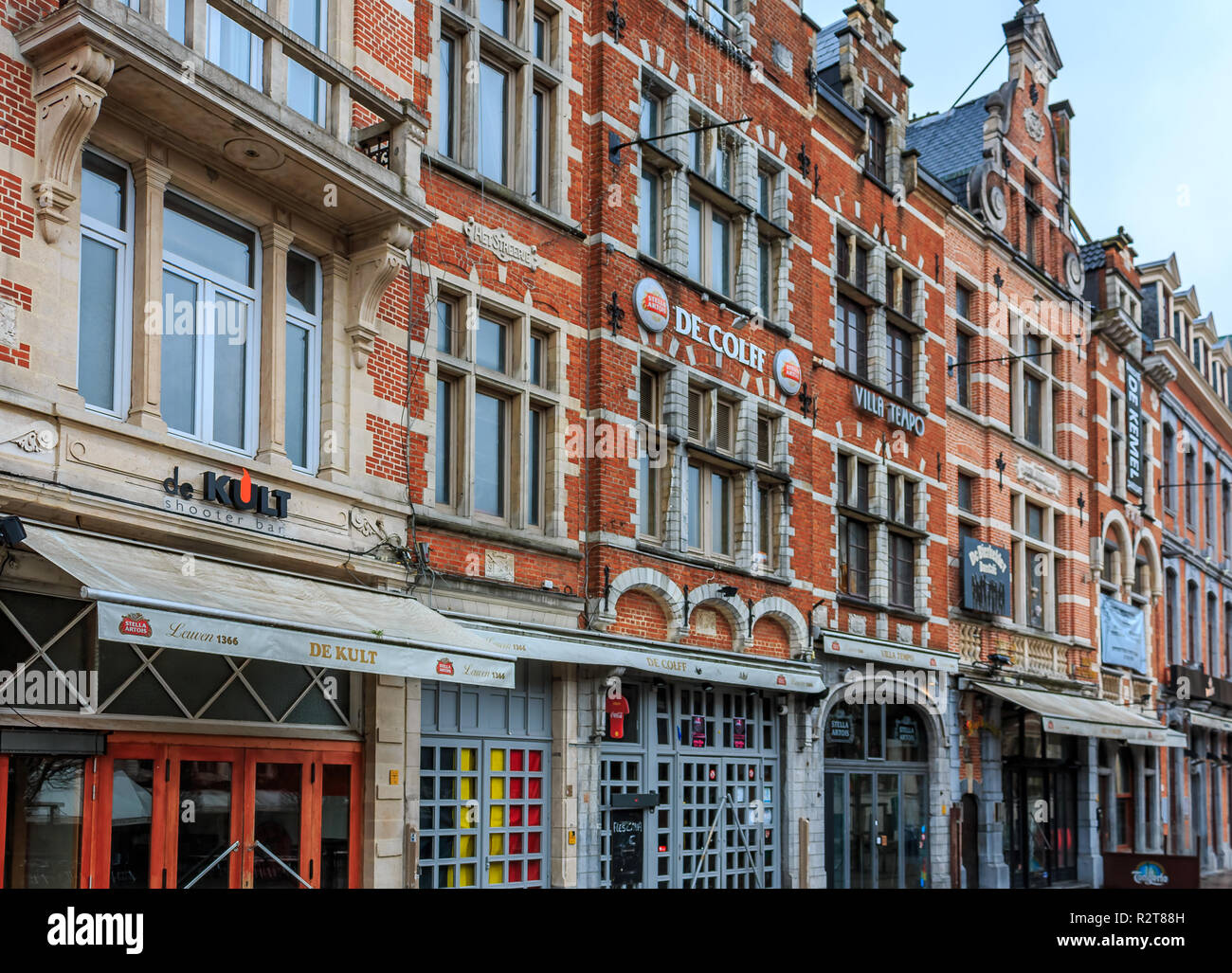 Leuven, Belgio - 19 Gennaio 2015: fila di splendidi edifici Sulla Oude Markt (piazza del Mercato Vecchio), il bar più lungo del mondo sotto la pioggia Foto Stock