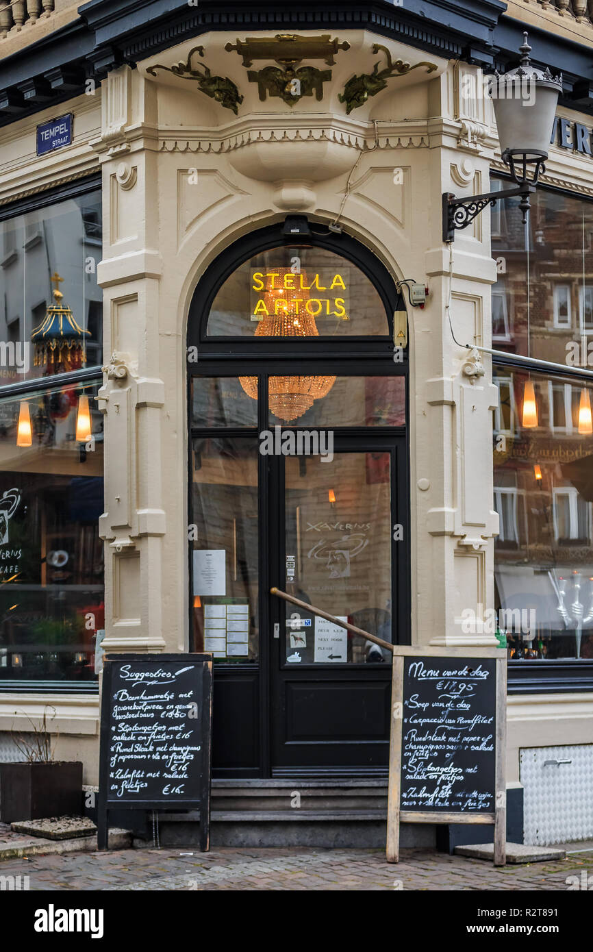 Anversa, Belgio - 18 Gennaio 2015: facciata di un bar belga con un menu board fuori e una Stella Artois segno. Il Belgio è famoso per le sue birre e p Foto Stock