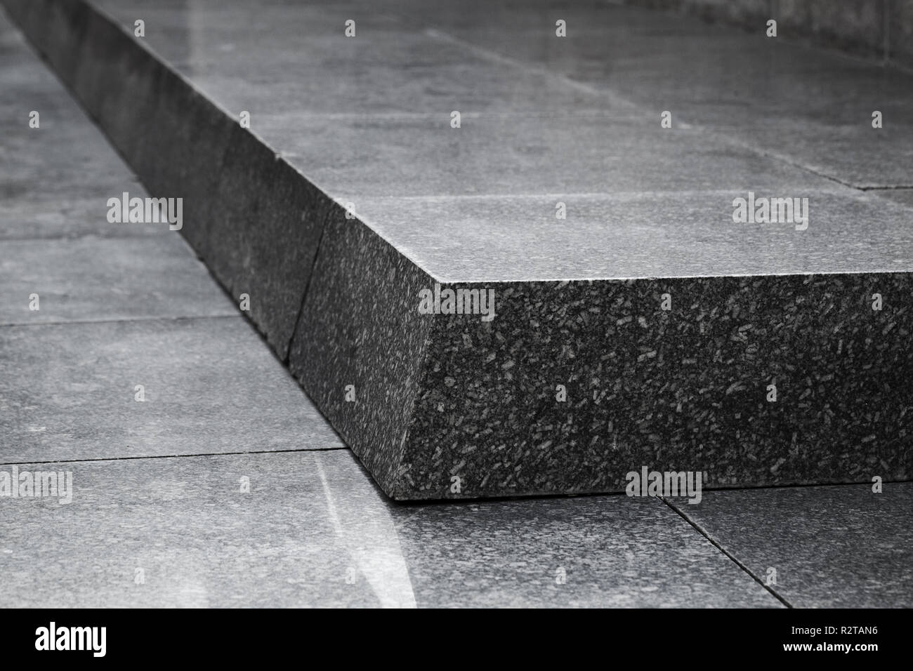 In granito nero angolo di scale, abstract architettura frammento. Close-up foto con messa a fuoco selettiva Foto Stock