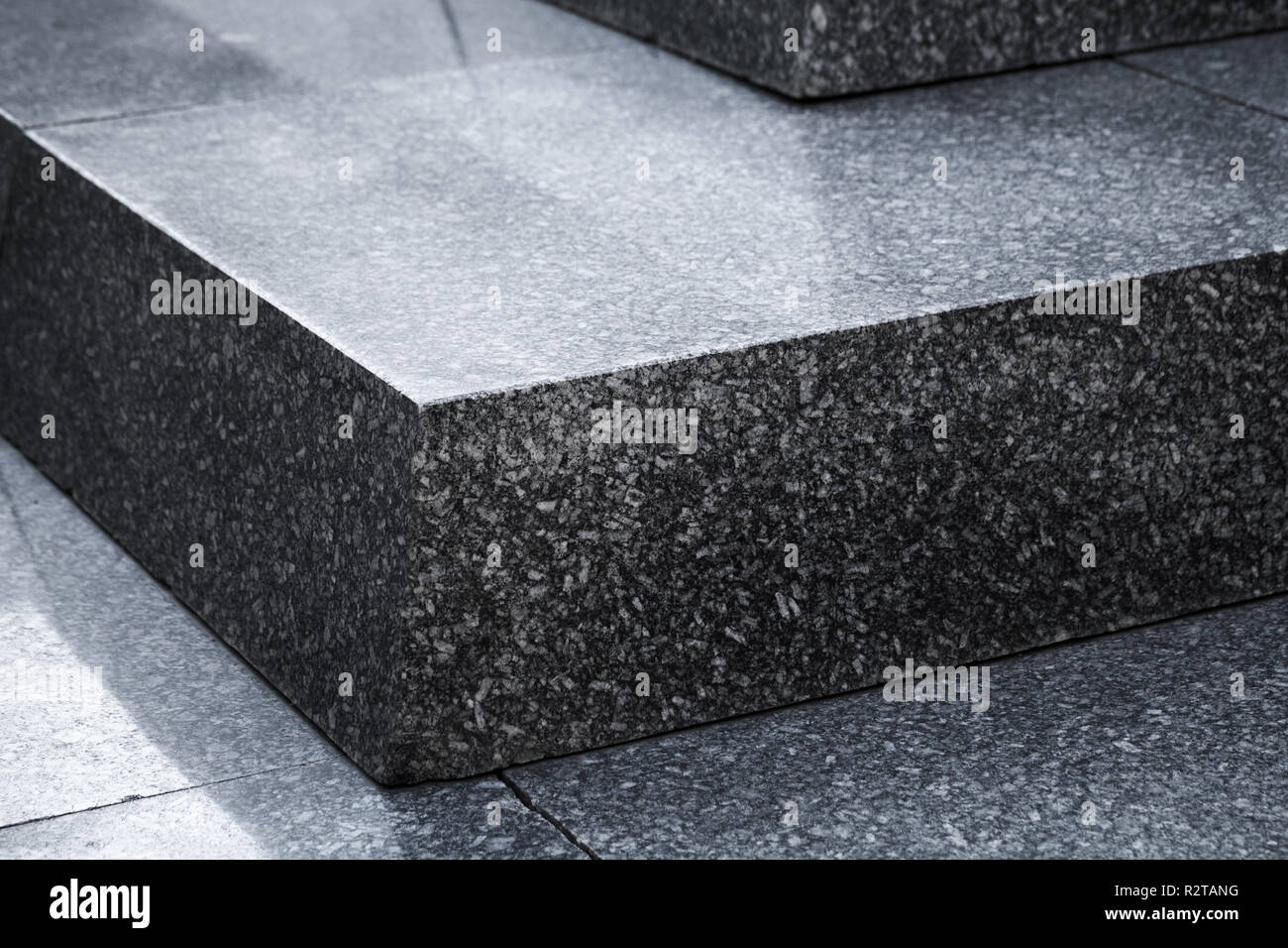 Nero granito lucido scale, abstract architettura frammento. Close-up foto con messa a fuoco selettiva Foto Stock