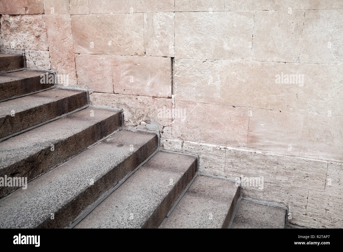 Svuotare vecchia scalinata in cemento vicino al muro di pietra, architettura classica sfondo Foto Stock