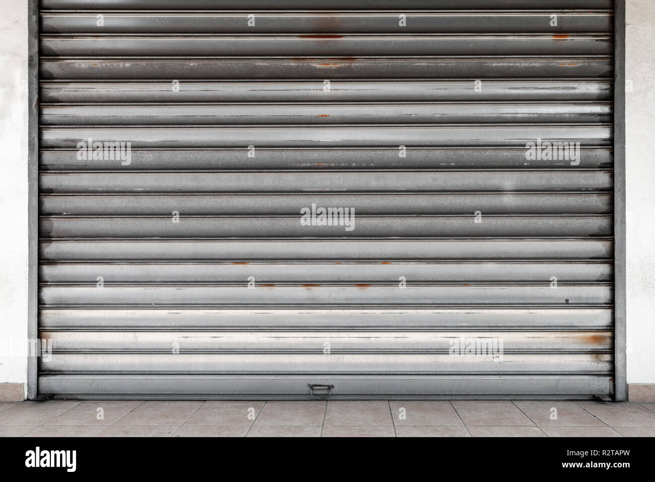 Garage chiuso ingresso, arrugginiti rullo metallico di gate, sfondo piatto texture foto Foto Stock