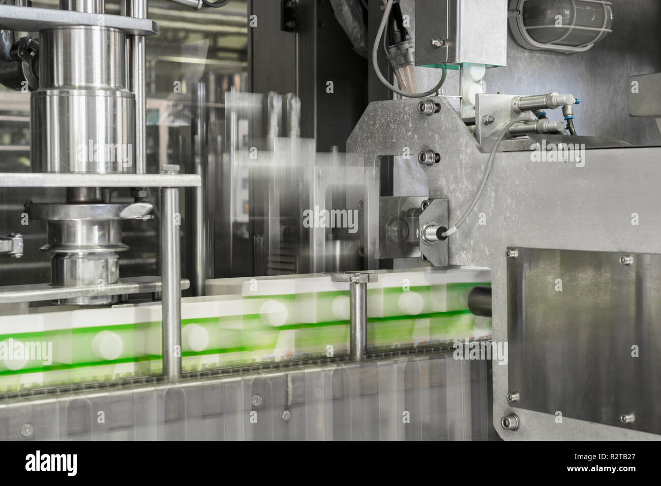 Il convogliatore di riempimento e confezionamento di bevande in contenitori di cartone. apparecchiature presso il caseificio Foto Stock