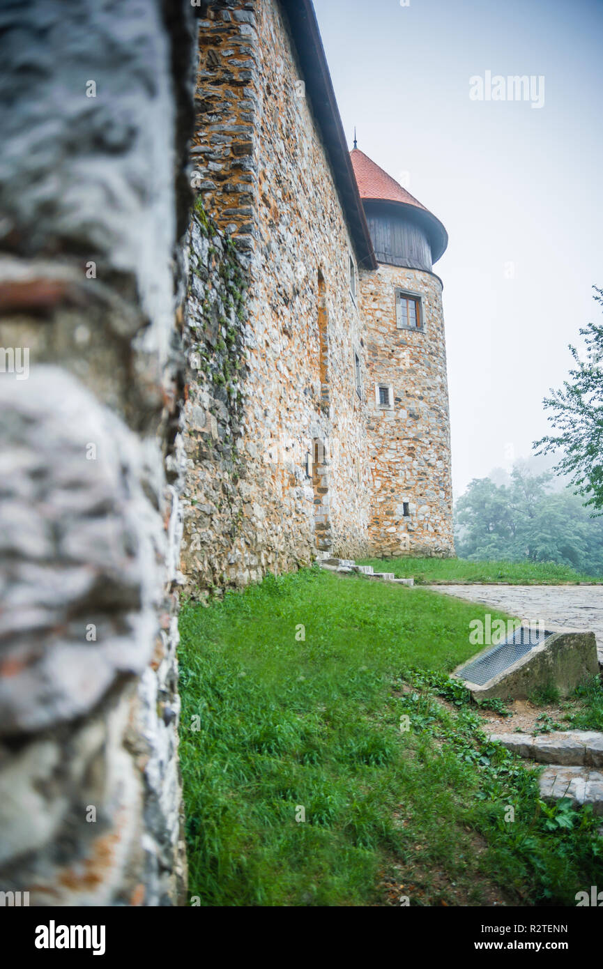 Su una collina con una splendida vista della città su quattro fiumi, si trova la città vecchia di Dubovac, uno dei più interessanti e meglio conservati di architettura Foto Stock