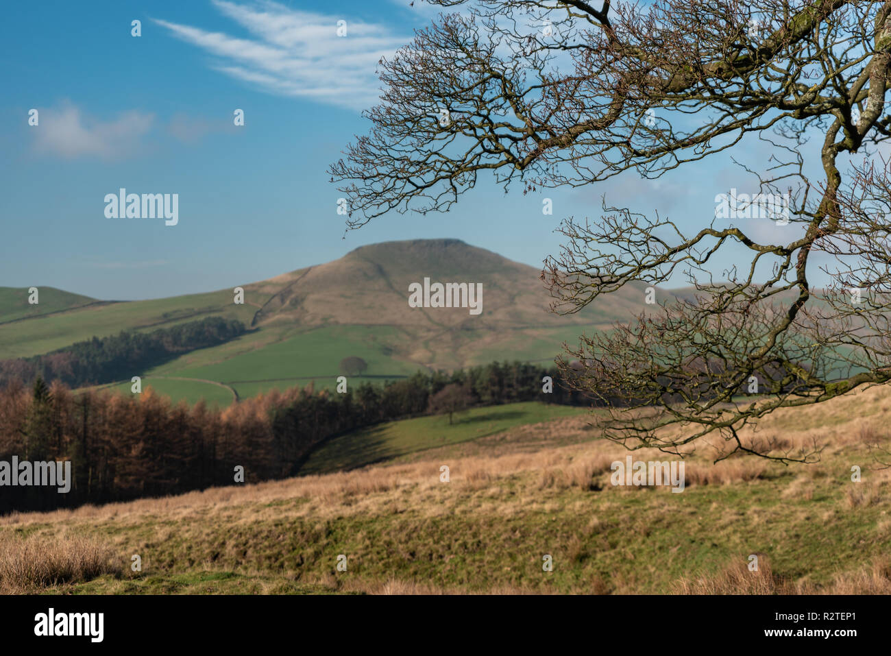 Vista di una lontana Shutlingsloe hill nel Cheshire, il Parco Nazionale di Peak District. Foto Stock