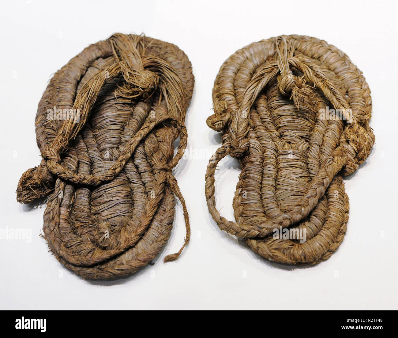 Neolithic Shoes Rope Periodo neolitico medio immagini e fotografie stock ad alta risoluzione ...