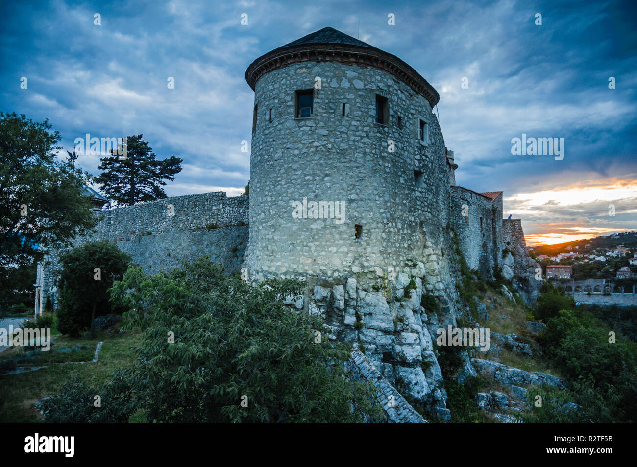 Su una collina con una bella vista, si trova la Vecchia Castiglia di Trsat, uno dei più interessanti e meglio conservati monumenti architettonici del 13. centu Foto Stock