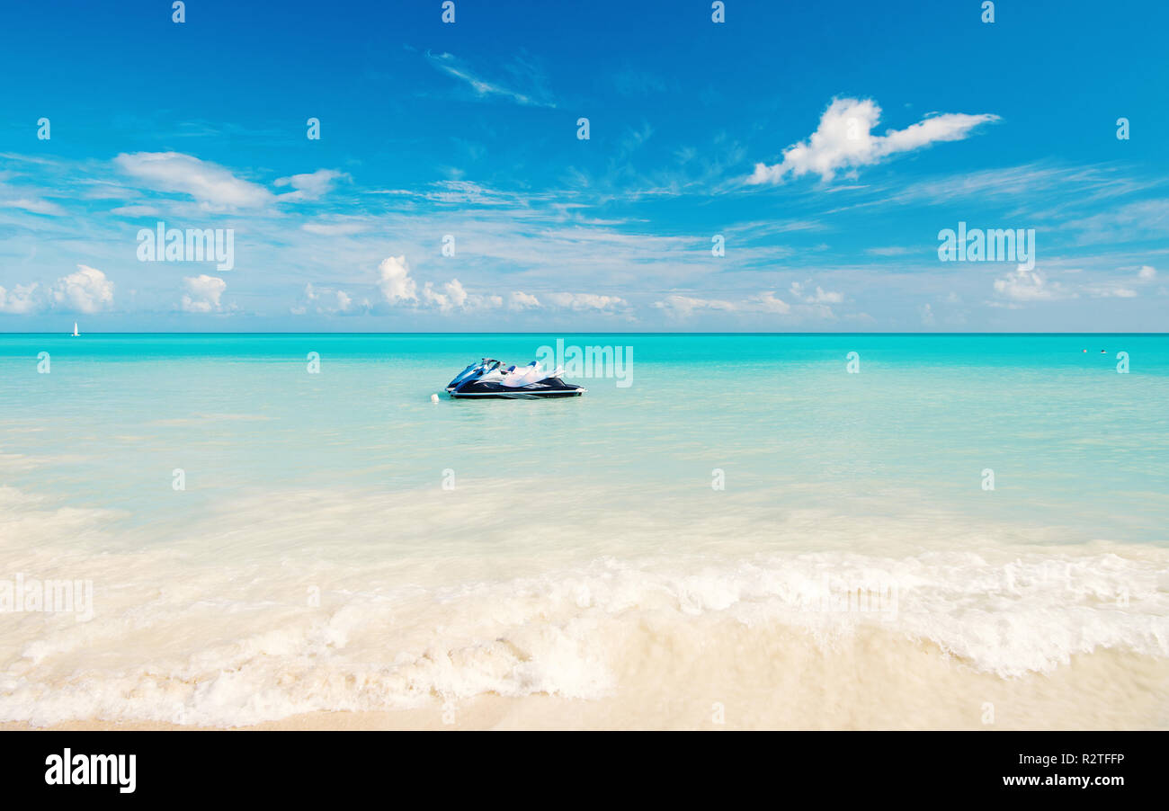 Imbarcazione sul mare cristallino o acqua oceanica in st Johns, Antigua, con sabbia bianca sulla giornata di sole sul cielo blu sullo sfondo. Ricreazione, sport, attività. Le vacanze estive, il concetto di viaggio. Foto Stock