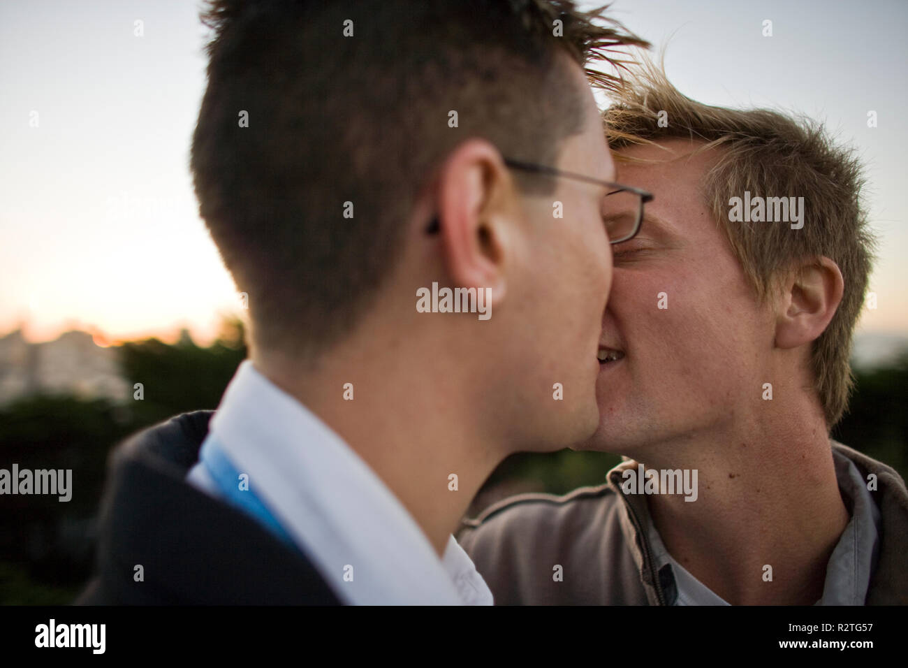 Giovane maschio omosessuale giovane baciare. Foto Stock
