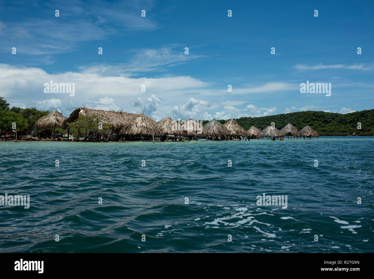 Mangrove beach bungalows (cabanas) su Playa Cholón, Rosario isole, Colombia. Ott 2018 Foto Stock