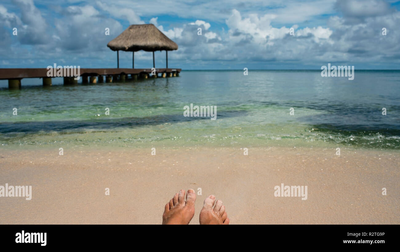 Rilassante con piedi di sabbia sulla spiaggia di Isla Grande, Rosario Isole. Cartagena de Indias, Colombia. I viaggi e le vacanze concetto, RF. Ott 2018 Foto Stock