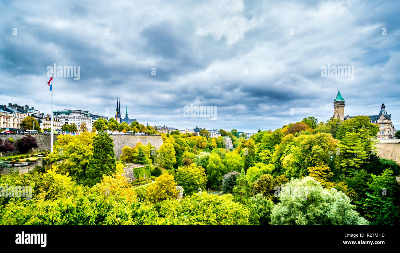 Vallé de la Pétrusse (Petrusse Park) vista dal ponte Adolphe nella città turistica di Luxumbourg nel Benelux Foto Stock
