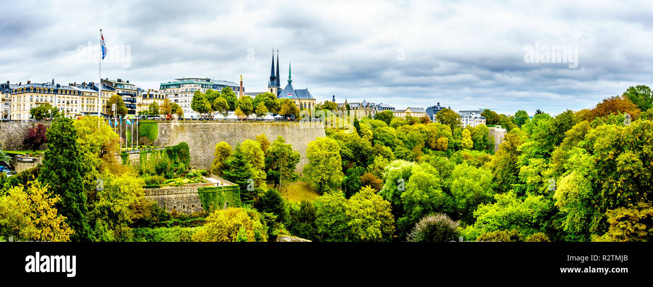 Vallé de la Pétrusse (Petrusse Park) vista dal ponte Adolphe nella città turistica di Luxumbourg nel Benelux Foto Stock