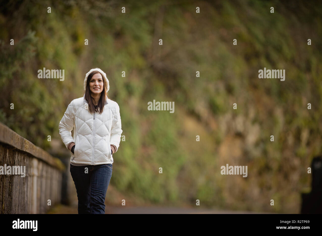 Brunette Donna che cammina vestito in abiti caldi. Foto Stock