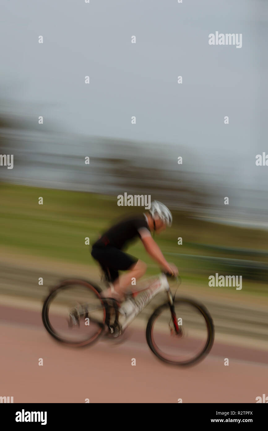 Un inizio di mattina di idoneità i cicli ventola su Durban la passeggiata sul lungomare. Foto Stock