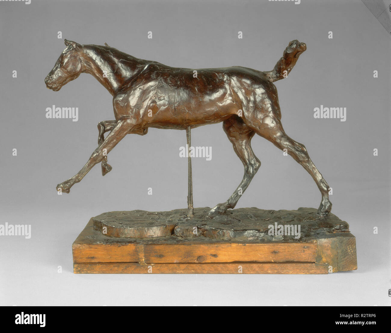 Cavallo al galoppo sul piede destro. Datazione: fine 1880. Dimensioni: in generale senza base: 31,8 x 22,5 x 43 cm (12 1/2 x 8 7/8 x 16 15/16 in.) di altezza senza base (di cavallo): 30,3 cm (11 15/16 in.). Medio: cera marrone e il sughero. Museo: National Gallery of Art di Washington DC. Autore: EDGAR DEGAS. Foto Stock