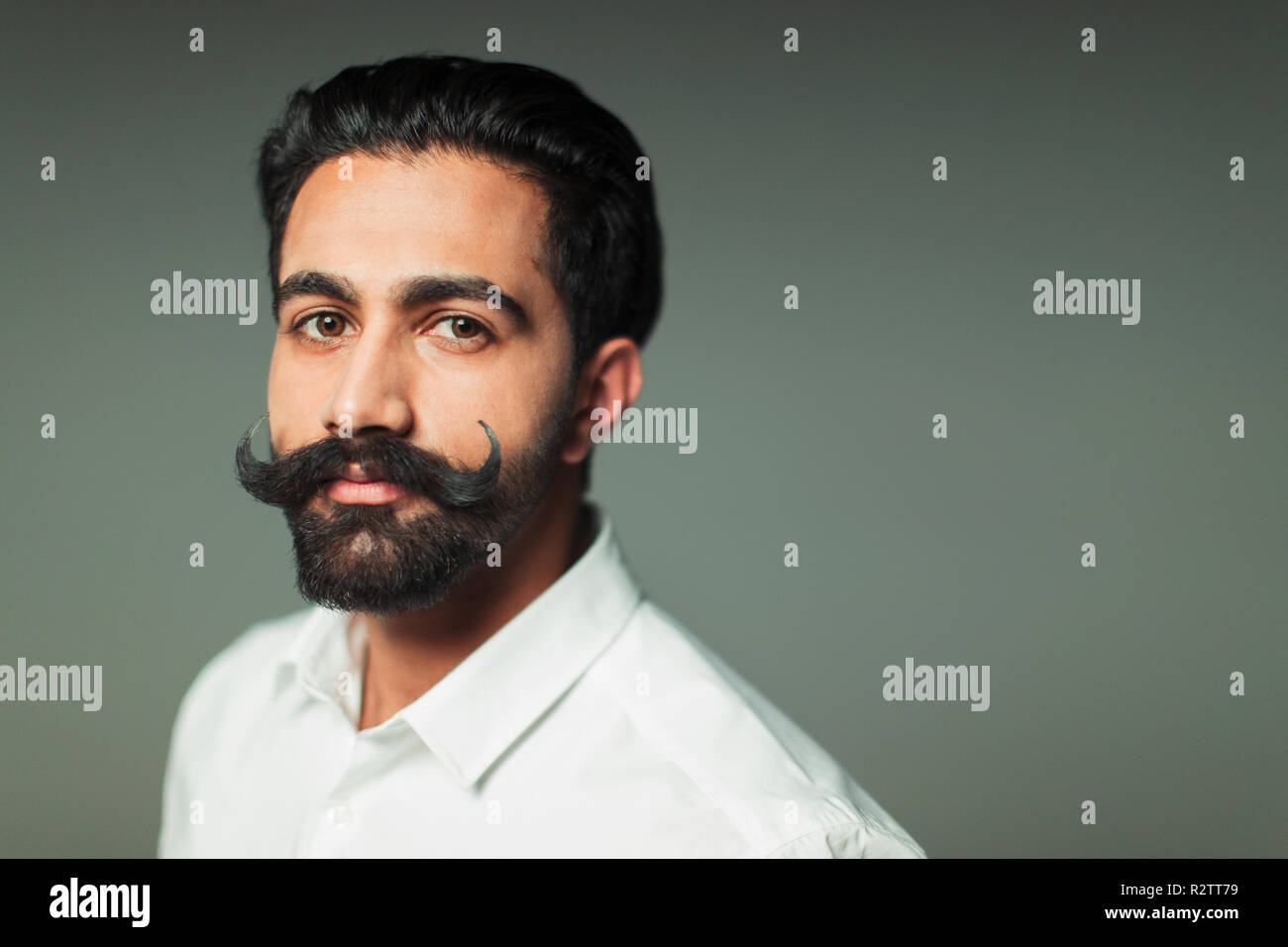 Ritratto fiducioso giovane uomo con i baffi del manubrio Foto Stock