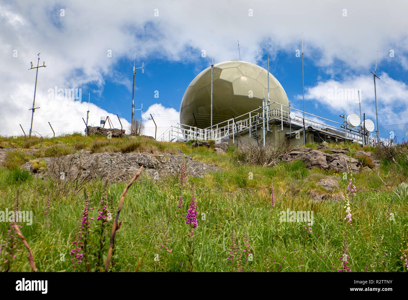 Una cupola radar, alla sommità del picco Cass nel porto di colline in Christchurch, è un aeromobile servizio di posizionamento Foto Stock