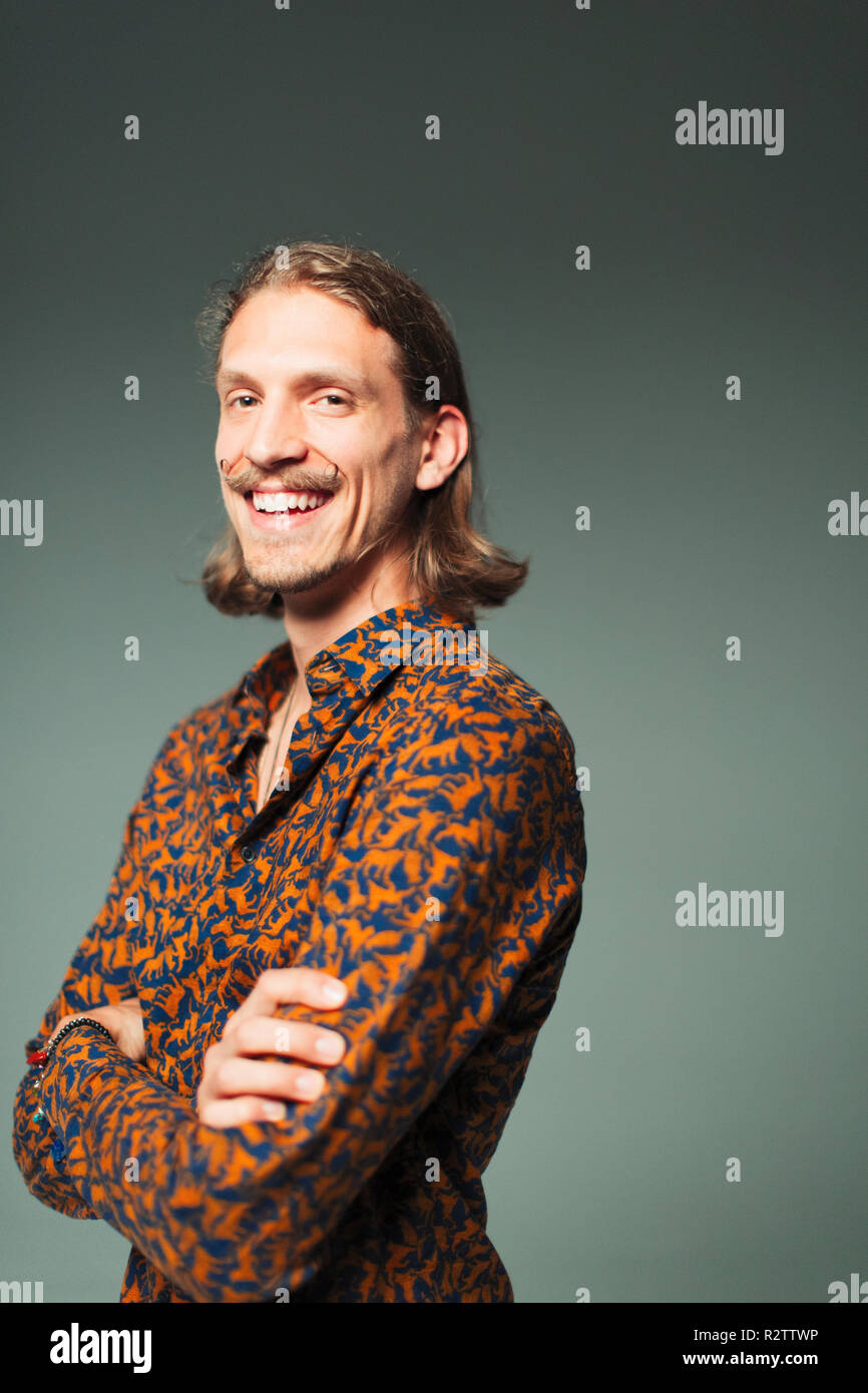 Ritratto sorridente, fiducioso giovane uomo con i baffi del manubrio Foto Stock