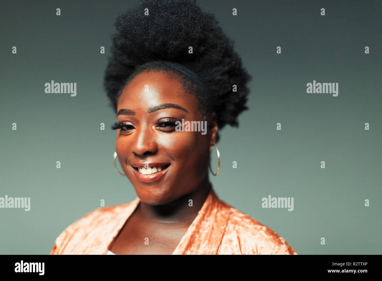 Ritratto sorridente, fiducioso donna Foto Stock