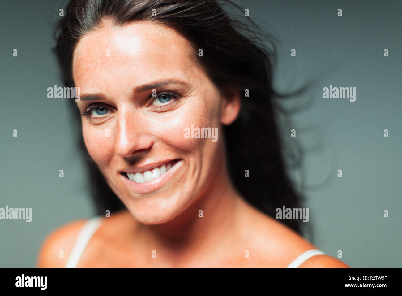 Ritratto sorridente, fiducioso donna Foto Stock