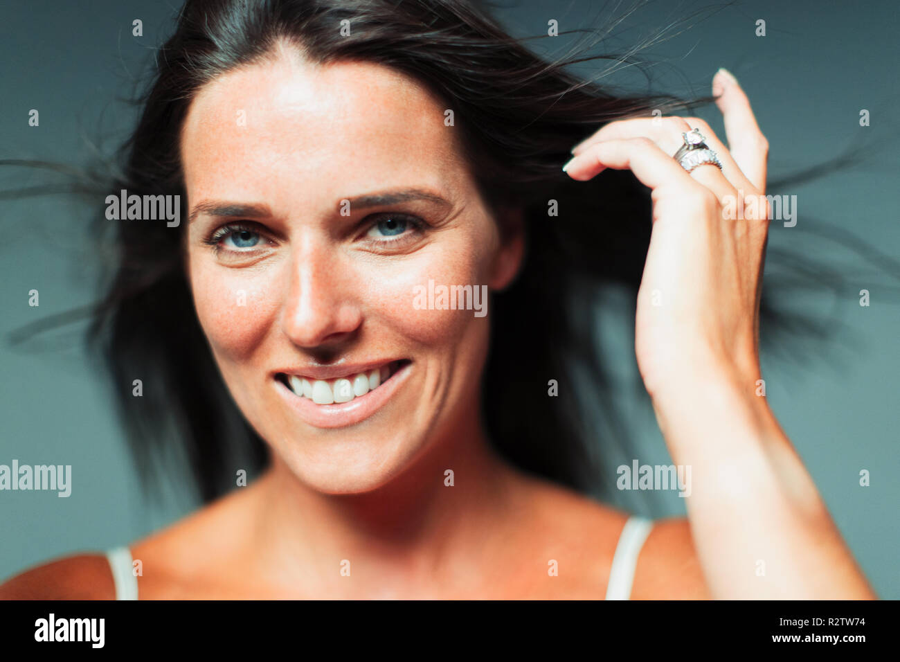 Ritratto sorridente, fiducioso donna Foto Stock