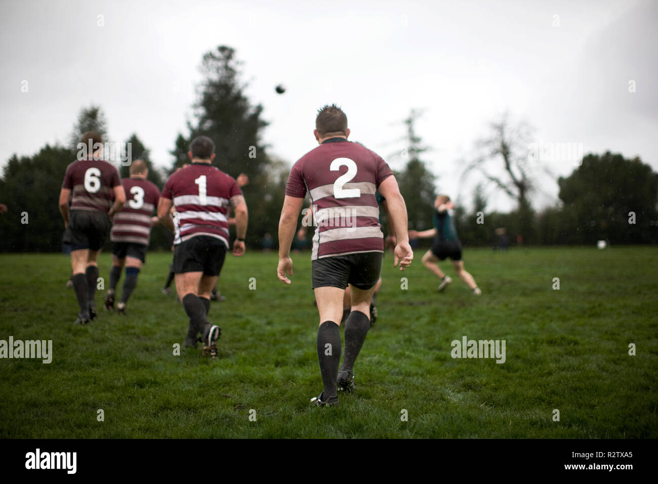 Gli uomini giocando a rugby su un campo sportivo. Foto Stock