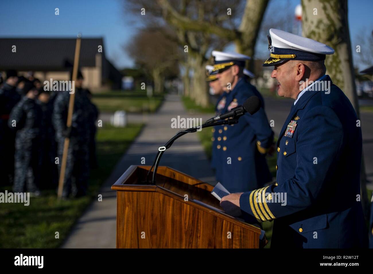 CAPE MAY, N.J. -- Coast Guard reclute e personale da Training Center Capo può tenere un giorno dei veterani di cerimonia nella parte anteriore del Douglas Munro statua, insieme con i membri di più locali gruppi di veterani, nov. 11, 2018. Foto Stock