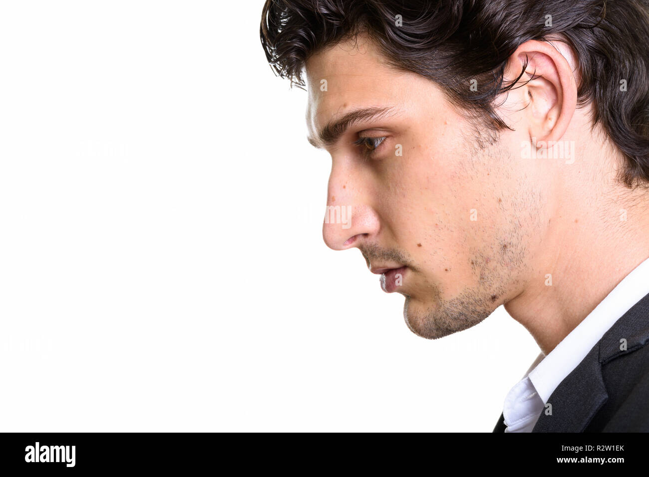 Vicino la vista di profilo del giovane imprenditore bello Foto Stock