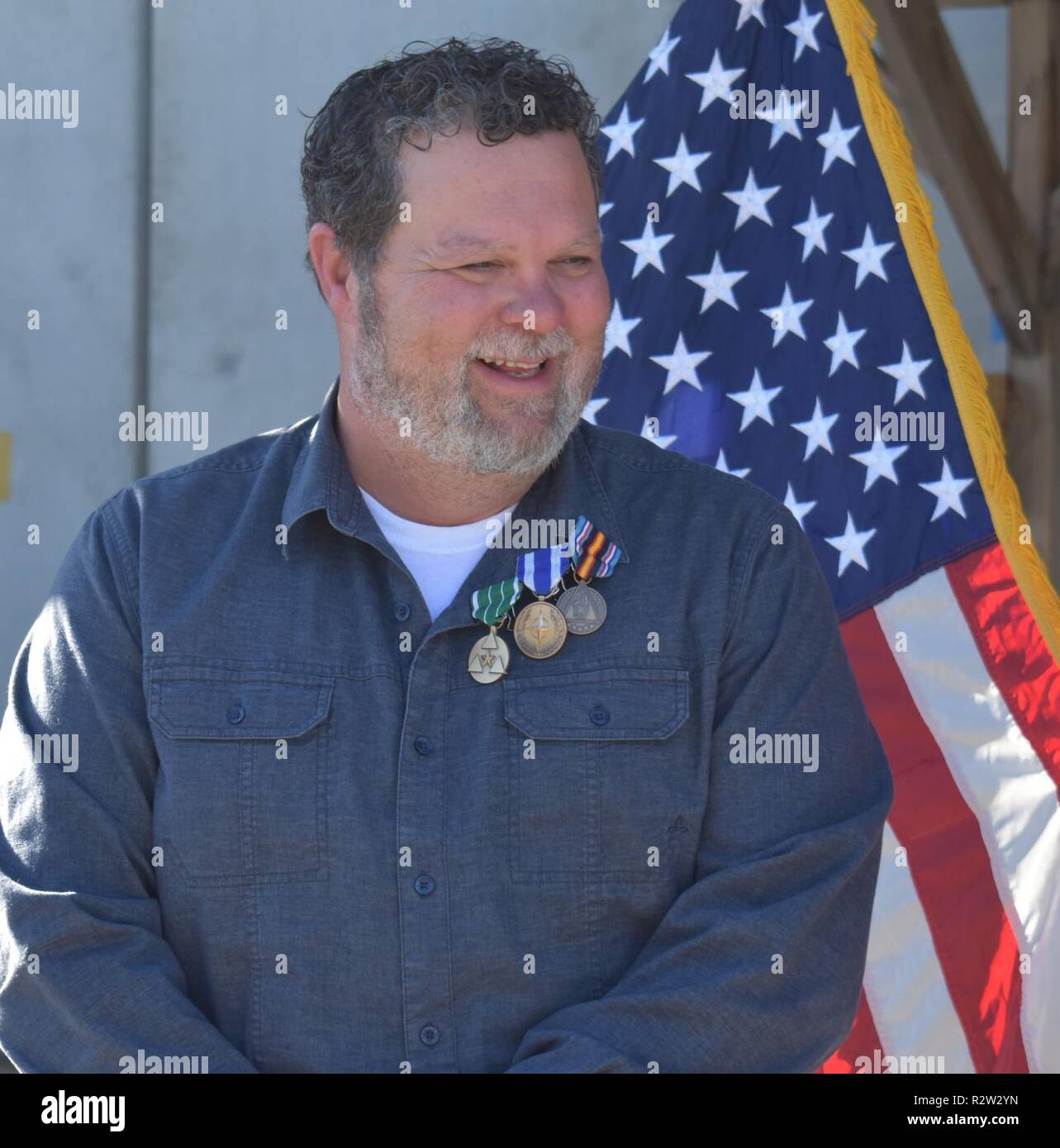 Terry "Hawk" Hawkins orgogliosamente indossa il riconoscimento per il suo servizio di volontariato oltremare a sostegno della missione in Afghanistan. Il suo sorriso contagioso risplendeva, come lui ha fatto, durante tutto il suo servizio disinteressato. Foto Stock