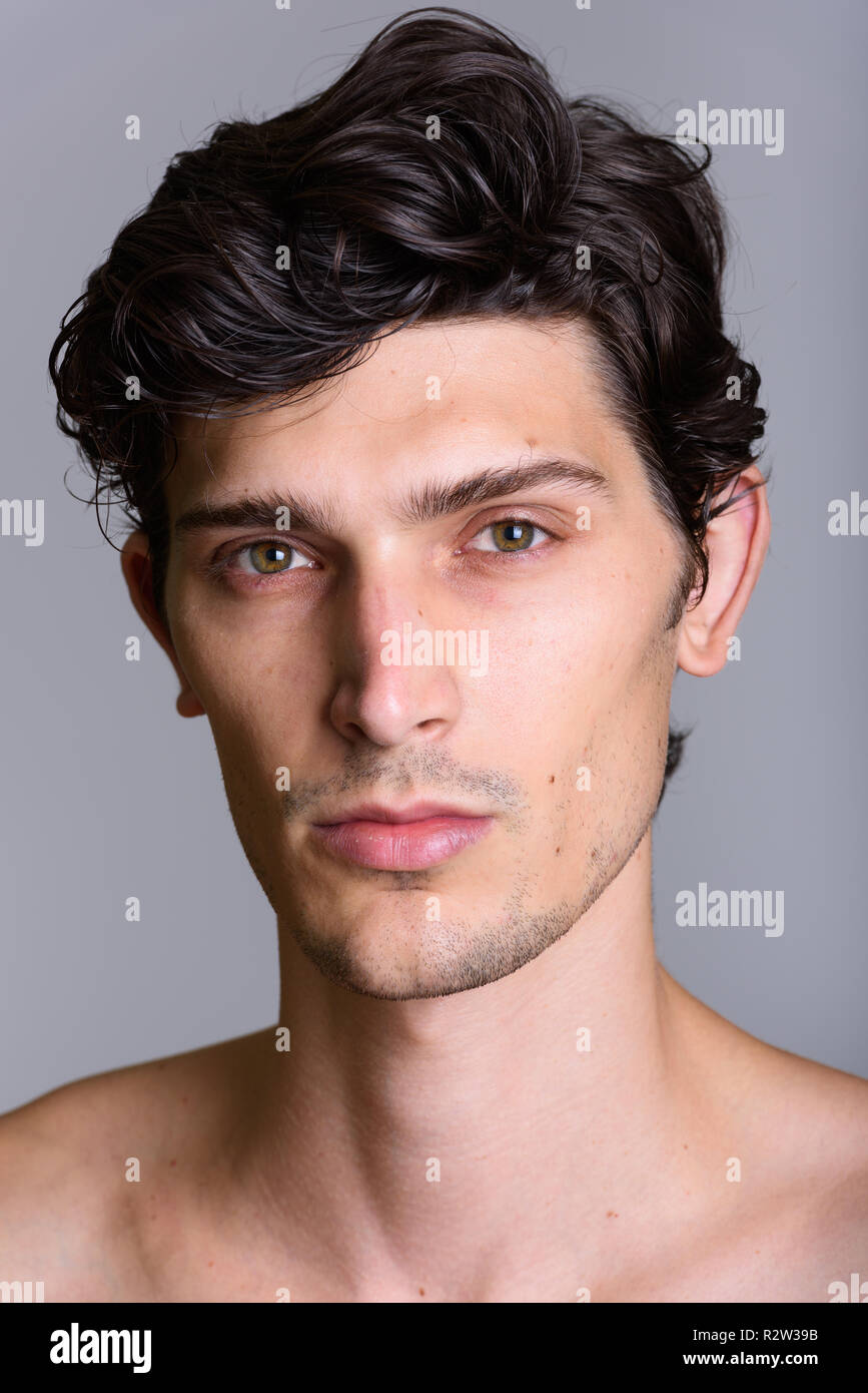Volto del giovane bello brasiliano shirtless man Foto Stock