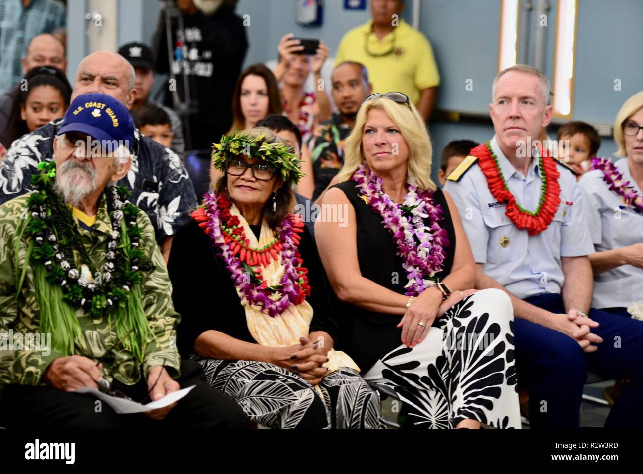 Mitchell e Firenze Lani, Lynda Lee Lunday e Adm posteriore. Kevin Lunday, Comandante della Guardia Costiera XIV distretto, ascoltare sost. Tulsi Gabbard osservazioni durante una cerimonia in Maui, nov. 12, 2018. La Guardia Costiera ha presentato Lani con un Coast Guard encomio medaglia per azione eroica durante il suo servizio nel 1952 a bordo del guardacoste Forster (WDE 434). Foto Stock