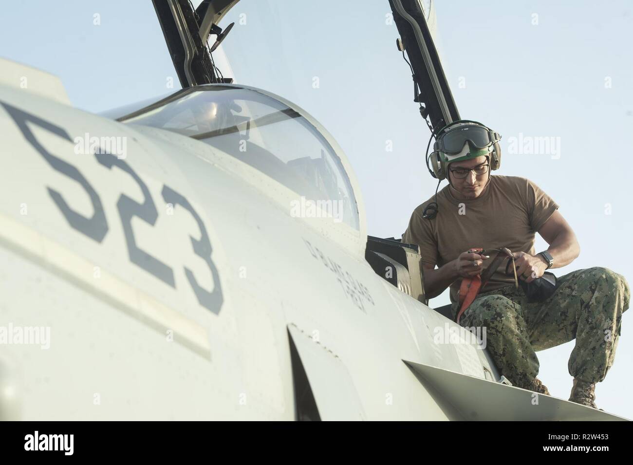 Aviation macchinista Mate 3° di classe Erik Perales dall'attacco elettronico Squadron 135 (VAQ-135) "corvi neri" esegue la manutenzione di un EA-18G Growler, Ottobre 30, 2018 at Al Udeid Air Base, in Qatar. La electronic warfare aereo ha attacco elettronico, inceppamenti e satellite delle funzionalità di comunicazione nonché la comunicazione contromisure. VAQ-135 sostituirà VMAQ-2, che operavano EA-6B malintenzionati. VAQ-135 è distribuito negli Stati Uniti Quinta Flotta area di operazioni a sostegno di operazioni navali per garantire stabilità marittimo e la sicurezza nella regione centrale di collegamento del Mediterraneo e il Foto Stock