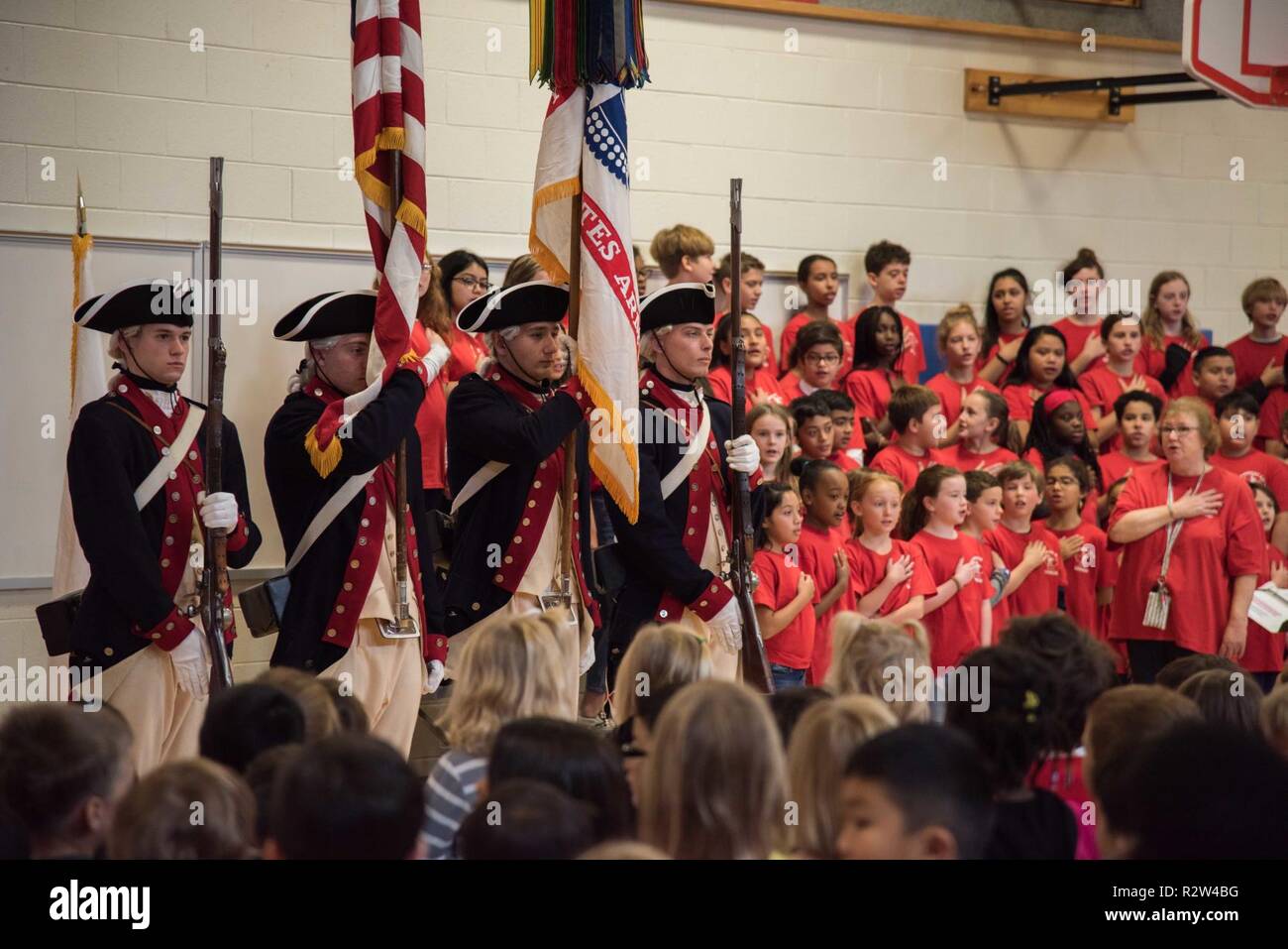 I soldati assegnati al Continental Color Guard, 3d U.S. Reggimento di Fanteria (la vecchia guardia), eseguire per i veterani Day celebrazione a Clermont Scuola Elementare di Alexandria, Virginia, nov. 12, 2018. Durante la celebrazione, il Continental Color Guard ha presentato la nazione colori per la riproduzione di un inno nazionale e recitando il giuramento di fedeltà. Foto Stock