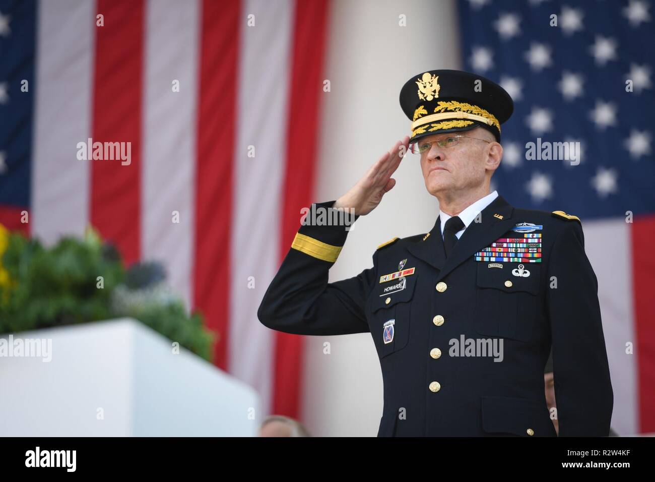 Stati Uniti Esercito il Mag. Gen. Michael L. Howard, il comandante della forza congiunta Headquarters - Capitol nazionale Regione e U.S. Esercito Distretto Militare di Washington, saluta durante la Nazionale Veterani giorno rispetto al Memorial Anfiteatro al Cimitero Nazionale di Arlington, Arlington, Virginia, nov. 11, 2018. Questo anno di veterani giorno segnato il centesimo anniversario della fine della Seconda Guerra Mondiale. Foto Stock