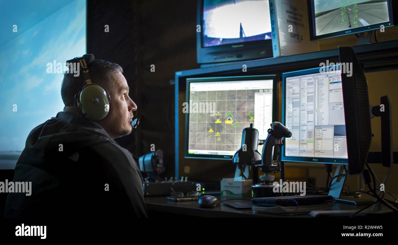 Damon Themely, un istruttore pilota con il dodicesimo Training Squadron, insegna un allievo pilota in un T-38C Taloni simulatore di volo a base comune San Antonio - Randolph su nov. 8, 2018. Istruttore piloti hanno la possibilità di modificare l'ambiente e condizioni di volo per gli studenti, creando sfide uniche per loro di superare. Foto Stock