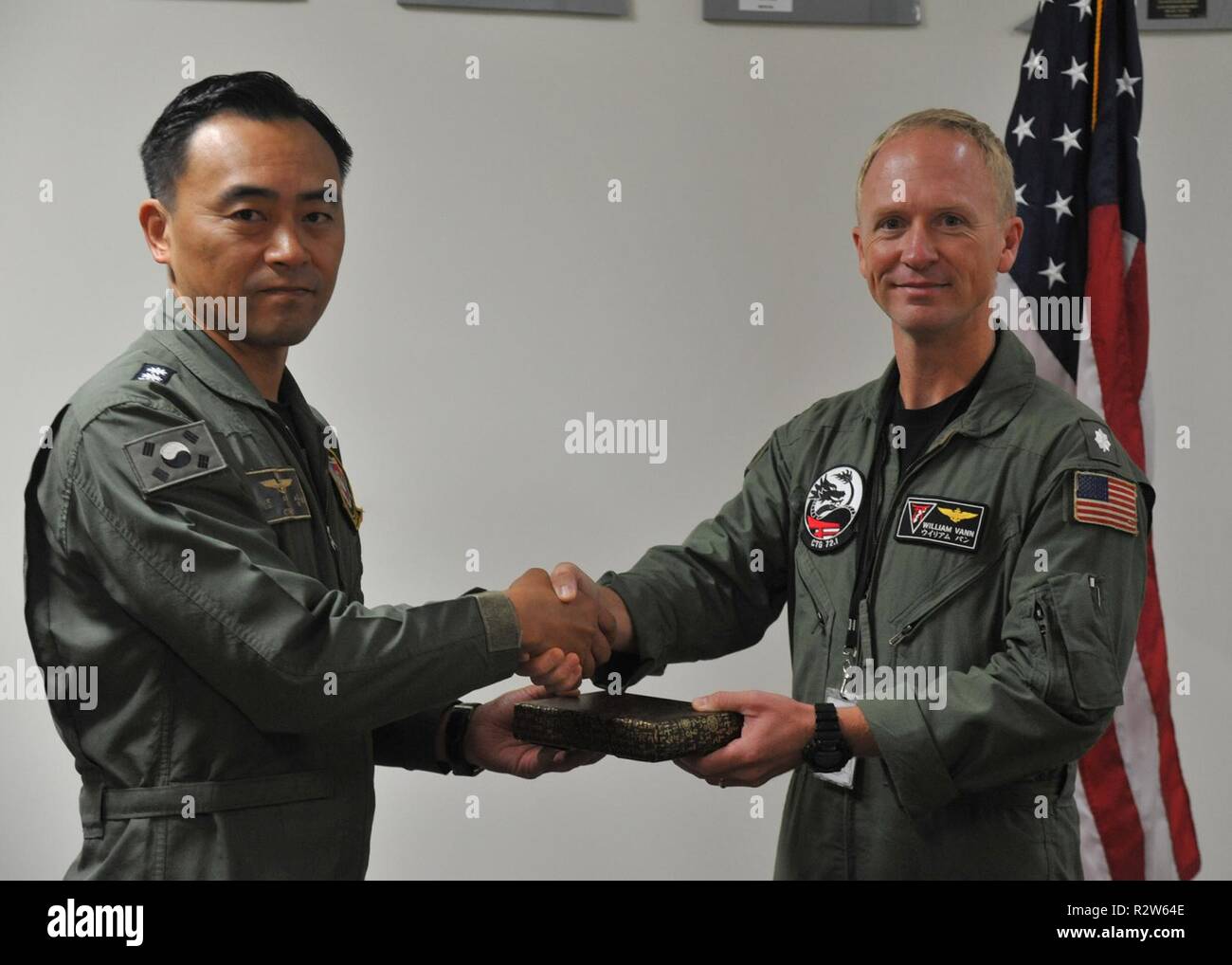 KADENA AIR BASE, Giappone (nov. 14, 2018) - Cmdr. William Van, ufficiale in Carica Gruppo attività 72.1, scambi doni con la Cmdr. Young-Sang Cho, comandante della Repubblica di Corea Navy, squadrone 611, durante la U.S. Navy e ROKN XLIII Maritime Patrol aeromobile riunione del Comitato (MPACM). MPACM è un giunto semestrale militari di incontro tra il pattugliamento marittimo e la ricognizione delle entità di coordinamento reale delle operazioni del mondo per garantire la sicurezza, la stabilità e la sicurezza delle rotte marittime nel Pacifico Indo-Asia area di operazioni. Foto Stock