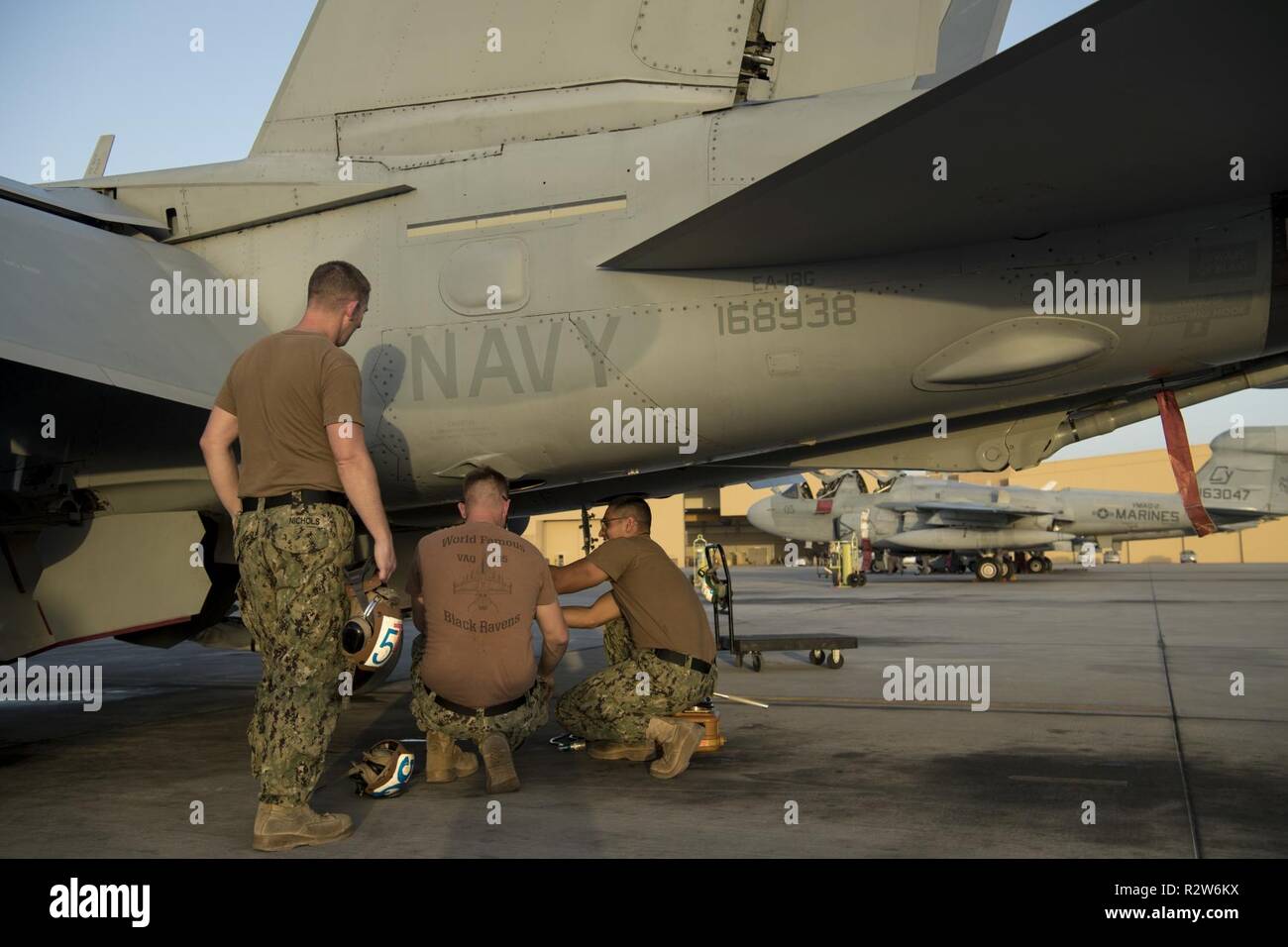 Stati Uniti Navy manutentori assegnato ad attacco elettronico Squadron 135 (VAQ-135) eseguire post volo di manutenzione su di un EA-18G Growler Al Udeid Air Base, Qatar, Ottobre 30, 2018. Sostituzione U.S. Marine EA-6B malintenzionati, EA il-18G Growlers bear advanced electronic warfare tecnologia, consentendo la Growlers per adattarsi alle attuali minacce all'interno degli STATI UNITI Comando centrale area di responsabilità. VAQ-135 è distribuito negli Stati Uniti Quinta Flotta area di operazioni a sostegno di operazioni navali per garantire stabilità marittimo e la sicurezza nella regione centrale di collegamento del Mediterraneo e del Pacifico attraverso il weste Foto Stock